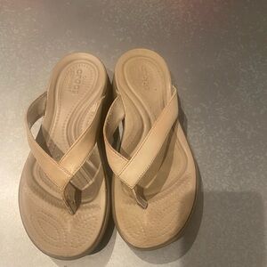 Crocs Women's Capri dual comfort tan flip flops slides sandals size 7